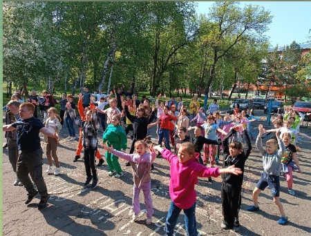 С 1 июня на базе образовательных организаций города для детей открыли двери летние лагеря.
