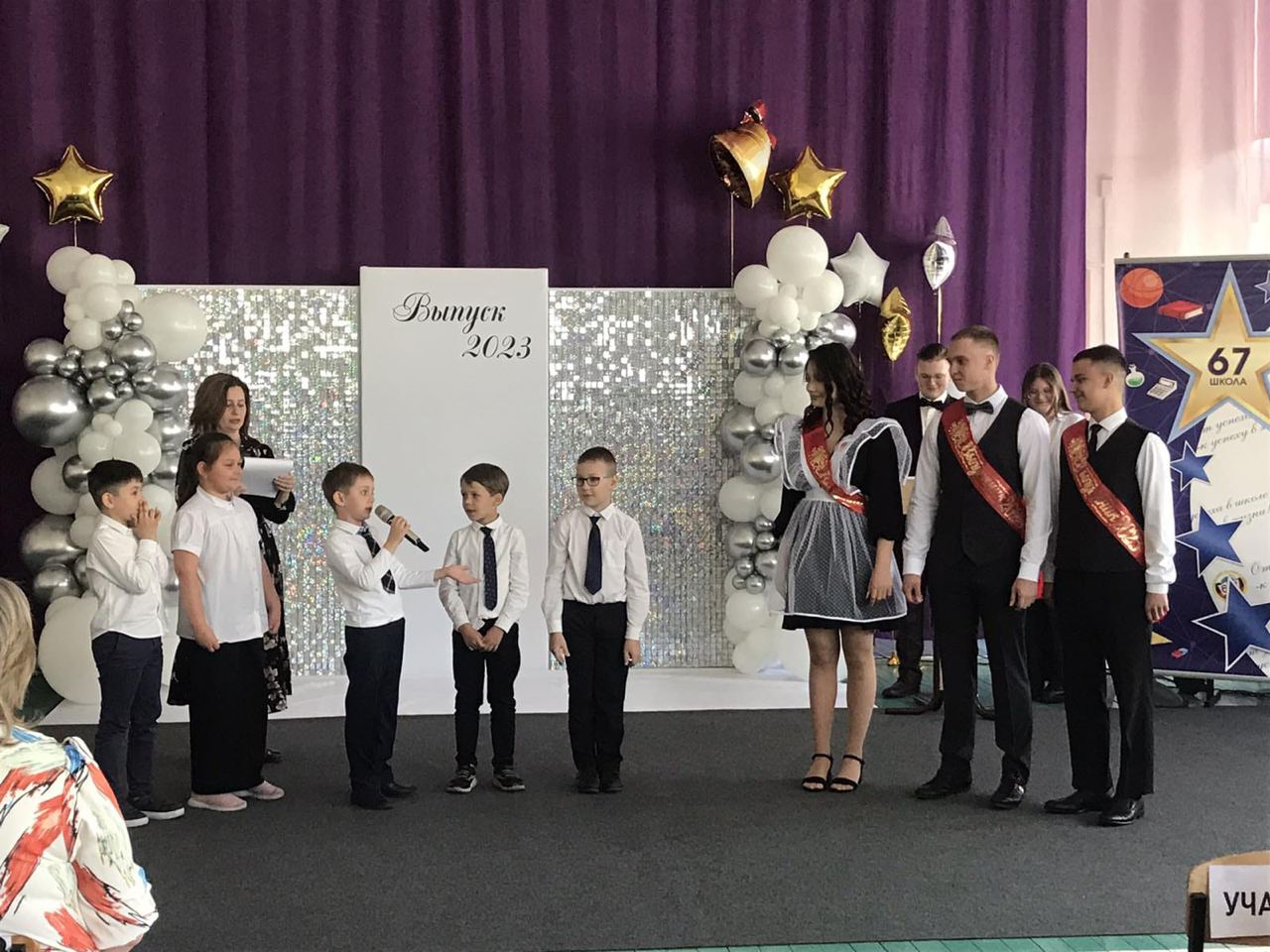 Сегодня в Новокузнецке для выпускников 11 классов прозвенели последние школьные звонки.